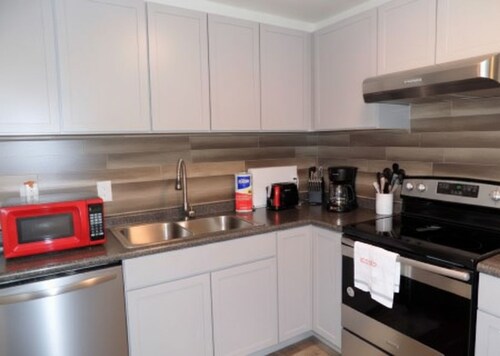 Cabin Glamping close to restaurants, shopping, beaches and downtown.