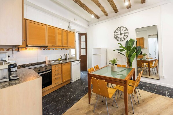 Private kitchen - 22ARA1105 - 3BR flat in the City Center (Barcelona)