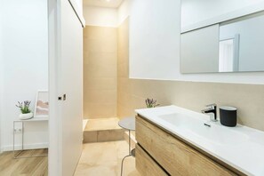 Bathroom - 22ARA1105 - 3BR flat in the City Center (Barcelona)