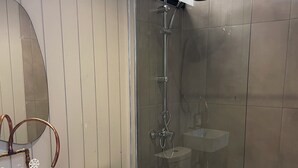 Gác, ban công, quang cảnh một góc biển | Phòng tắm | Máy sấy tóc, khăn tắm, xà phòng, dầu gội 