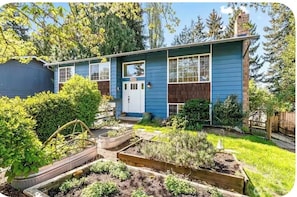 Exterior - Peaceful 2-bedroom condo in charming Kirkland (Kirkland)