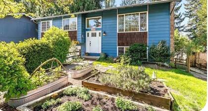 Peaceful 2-bedroom 1- full bath with fully kitchen condo/ apartment in Kirkland