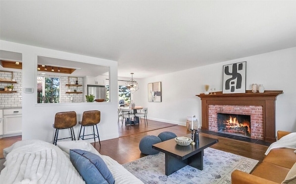 Living area - Peaceful 2-bedroom condo in charming Kirkland (Kirkland)