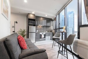 A modern apartment with a living area, kitchen, and dining space. - Banque Nook Cosy Southbank Stay near Crown and Yarra (Southbank)