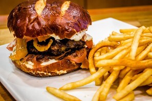 A burger with fries on a white plate. - Spacious 4 bedroom home by Melrose and 10 minutes to Hollywood Walk of Fame (Los Angeles)