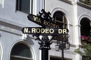 A street sign with 'VIA RODEO' and 'N. RODEO DR' indicating a street intersection. - Spacious 4 bedroom home by Melrose and 10 minutes to Hollywood Walk of Fame (Los Angeles)