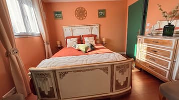 Iron/ironing board, WiFi, bed sheets