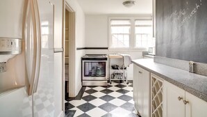 A kitchen with a refrigerator, oven, and a chalkboard wall. - Serene Nashville Executive and Family Retreat Minutes to 12 South & Green Hills (Nashville)