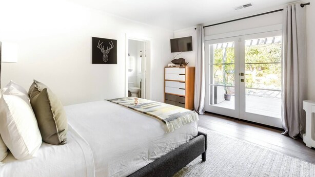 Desk, iron/ironing board, WiFi, bed sheets