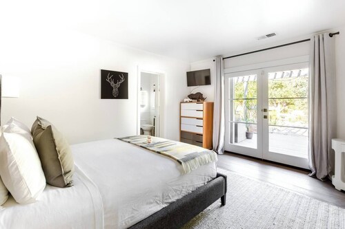 Private Bedroom (the Rhino) on Secluded Vineyard