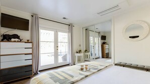 Desk, iron/ironing board, WiFi, bed sheets