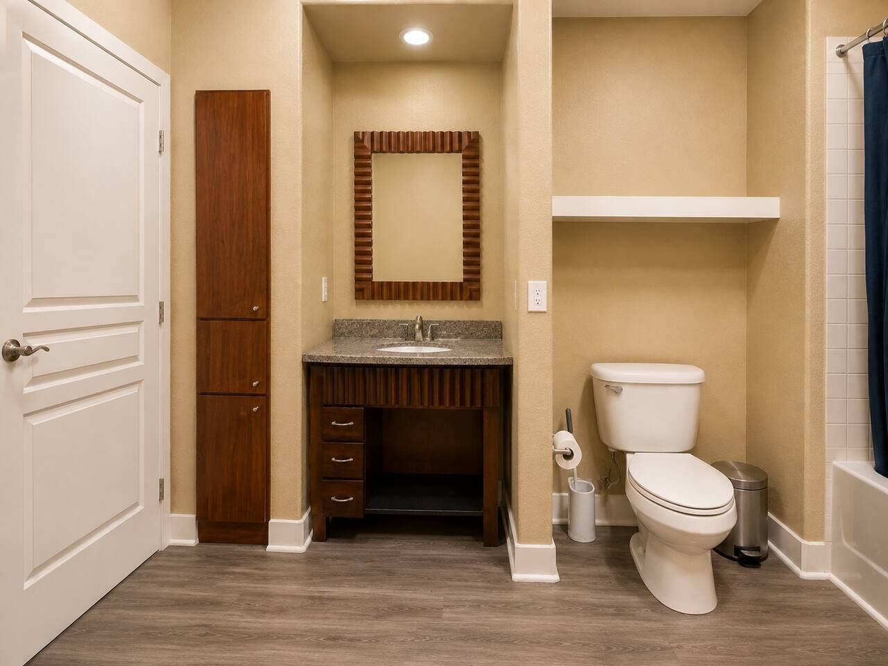 Een badkamer met een houten wastafelmeubel, een wastafel, een toilet en een douchegordijn.