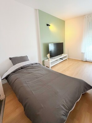 Room - Vrbo Property (Magny-le-Hongre)