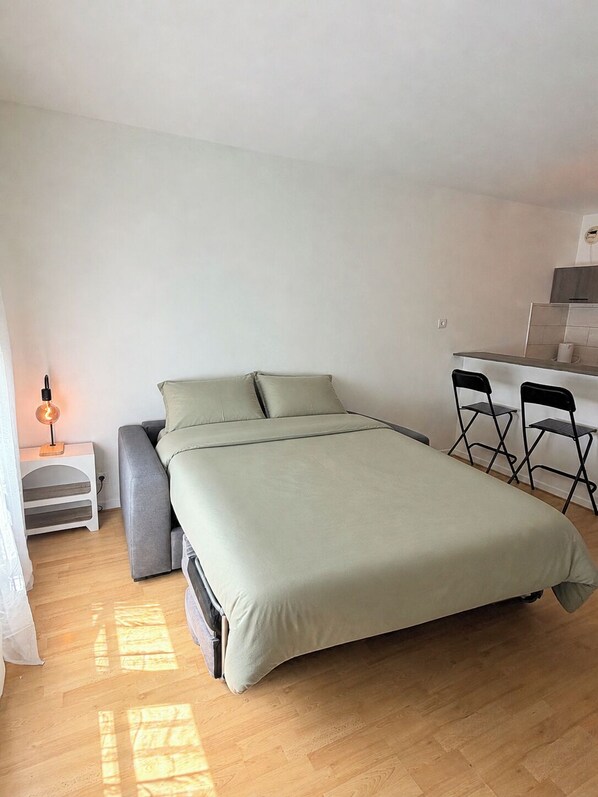 Room - Vrbo Property (Magny-le-Hongre)