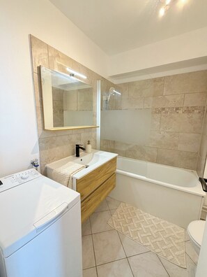 Bathroom - Vrbo Property (Magny-le-Hongre)