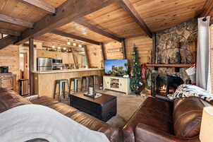Un interior de cabaña acogedor, con cocina, comedor y sala de estar.