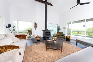 Living area - Rainbow Ranch Retreat ★ GORGEOUS 5-STAR LUXURY RANCH- STYLE HOME ★ (Wimberley)