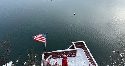 Beautiful lakehouse on Otisco Lake. Lakeside deck. Private and serene.