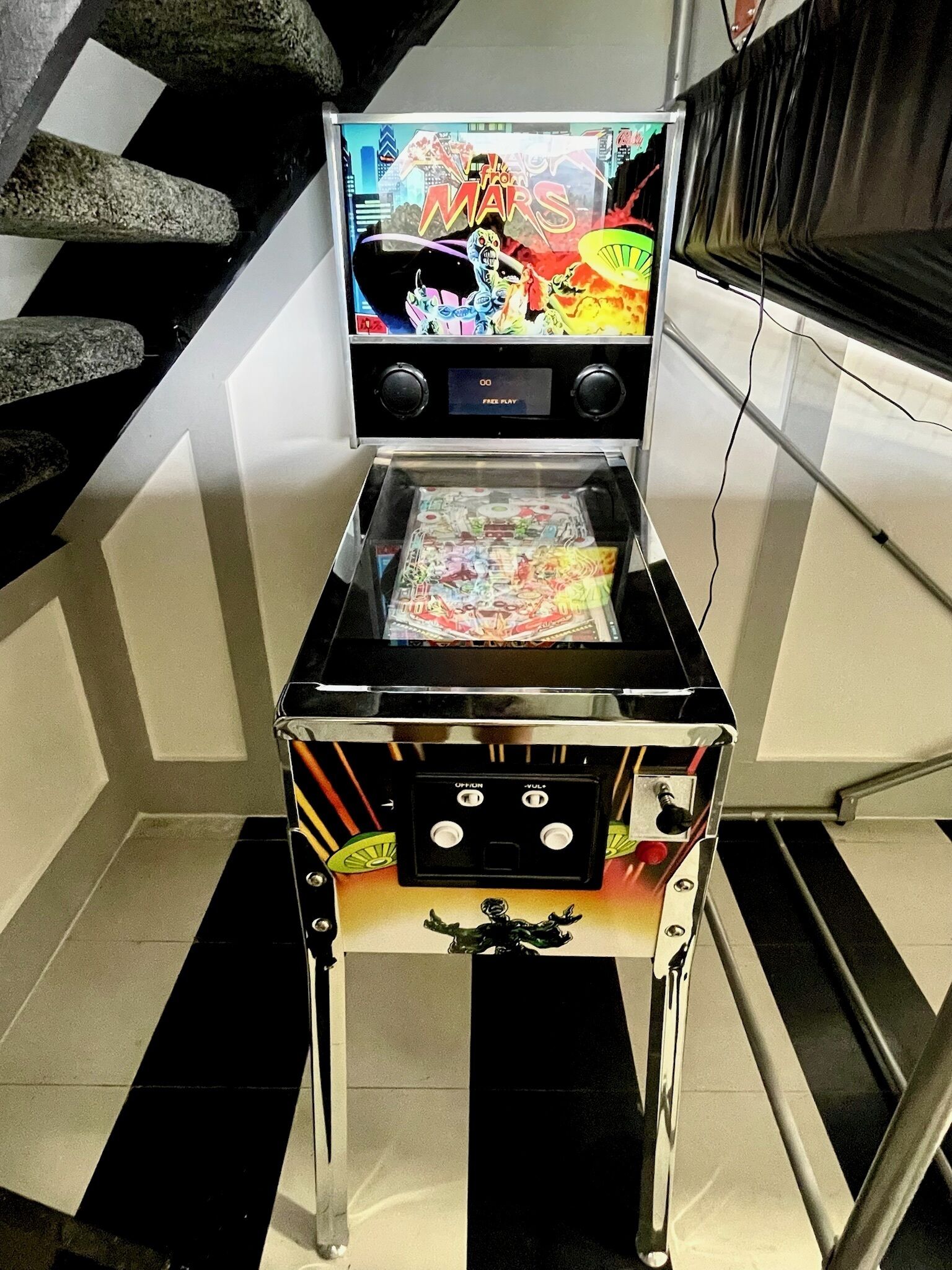 Une console de jeux dotée d’un écran aux couleurs vives et d’un boîtier transparent.