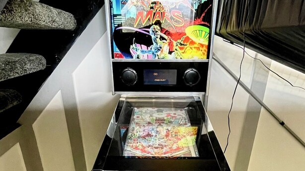 Um console de jogos com tela colorida e capa transparente.