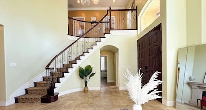 Spacious 4BR Home 2 Living Rooms Near Disney