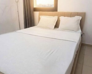 Tabla de planchar con plancha, wifi y ropa de cama 