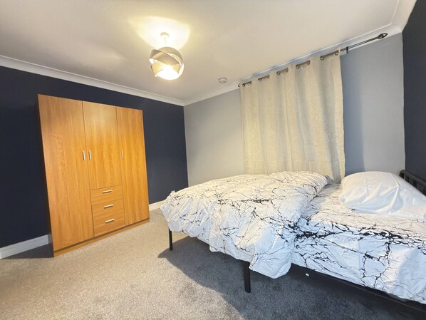 Room - Room-bright Double Size, Private Room in (Wellingborough)