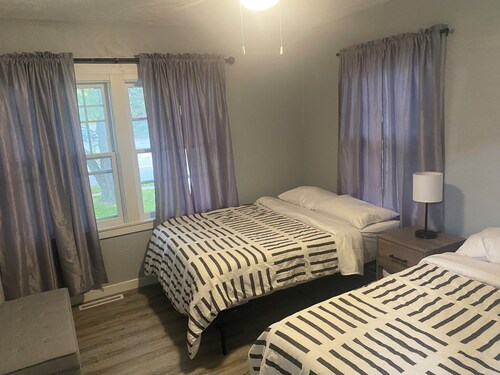 Modern and clean 3 Bedroom downtown apt