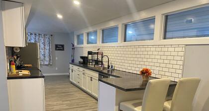 Modern and clean 3 Bedroom downtown apt
