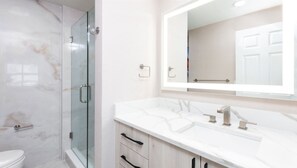Haartrockner, Handtücher, Seife, Toilettenpapier
