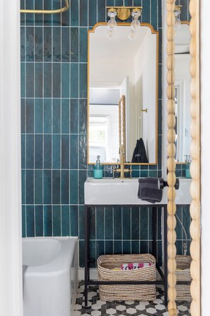 Bathroom - Hotel Bebe • Bungalow 2 • Pool+Fire Pit (Round Top)