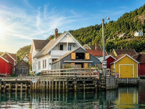 Maison historique au bord du fjord à Solvorn