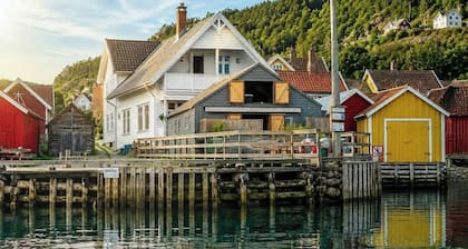 Maison historique au bord du fjord à Solvorn