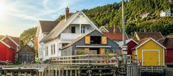 Maison historique au bord du fjord à Solvorn