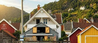 Historic house by the fjord in Solvorn