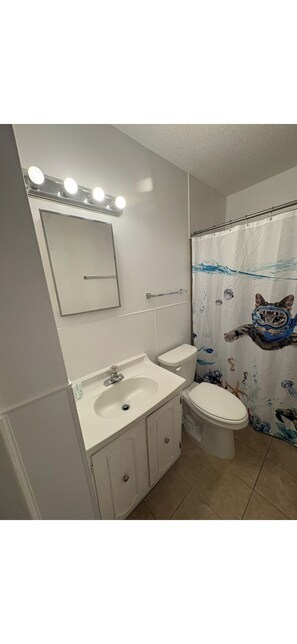 Shower, towels, soap, toilet paper - Updated Lynn Haven Home: 3bed/2bath (Lynn Haven)
