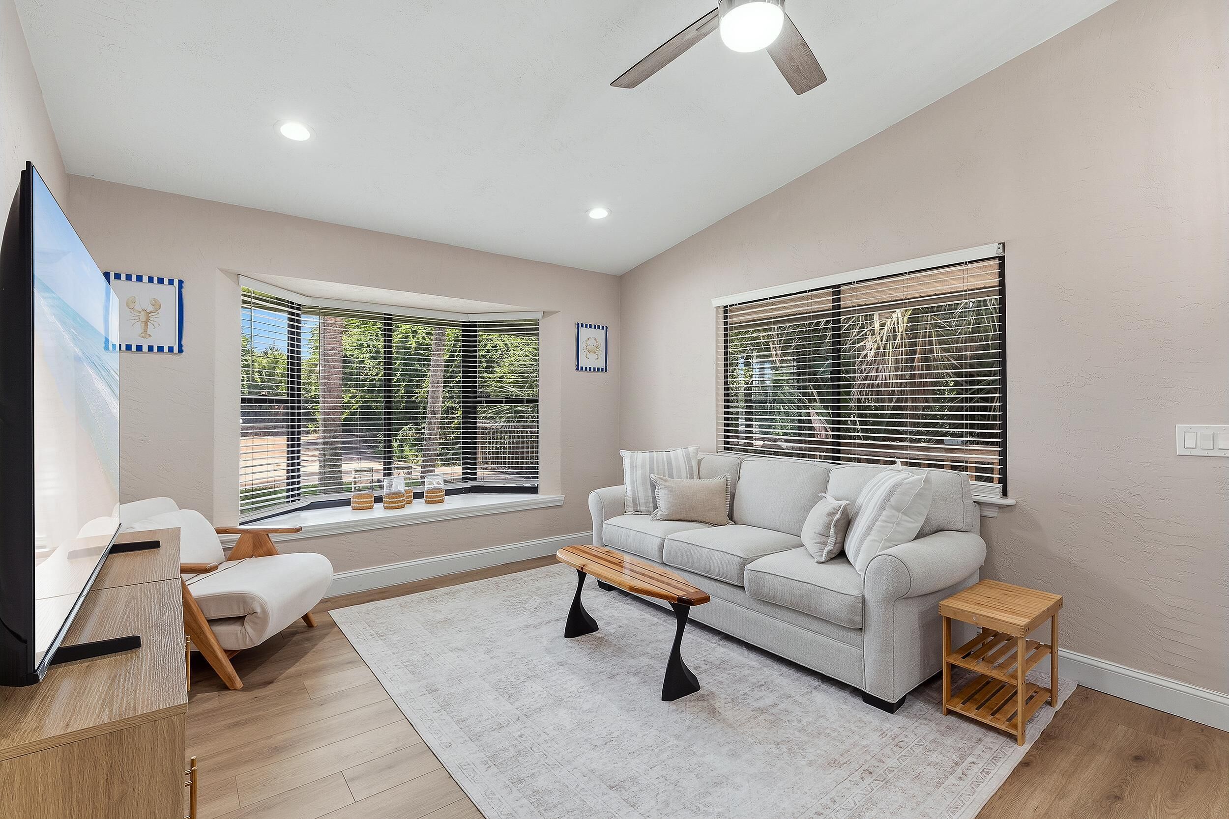Apartment, 1 King-Bett (Beachy Dreams NSB) | Wohnbereich