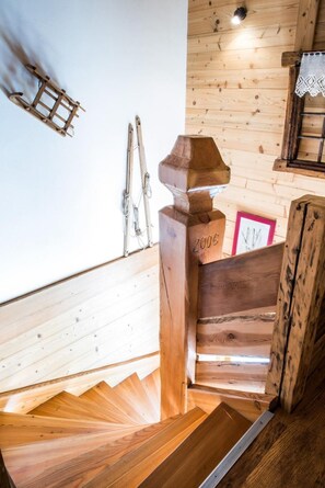 A wooden staircase with a wooden handrail and a wooden wall with a window. - Ground floor, terrace, balcony, tv, ski locker, 135m², Valloire (Valloire)