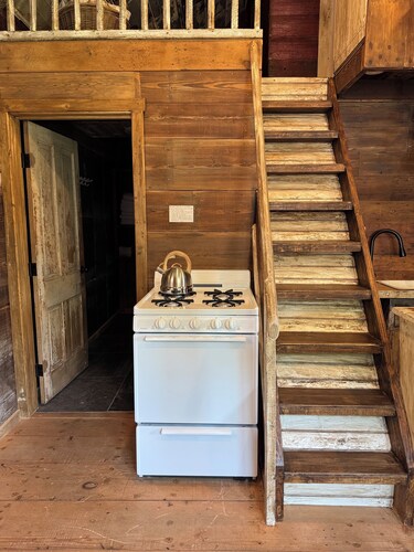 The Guest House by The Trestle, Quaint and Cozy cabin made with reclaimed wood