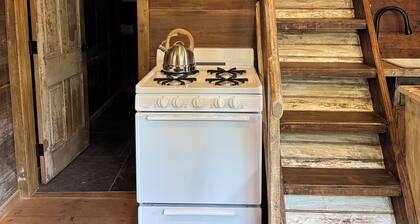 The Guest House by The Trestle, Quaint and Cozy cabin made with reclaimed wood