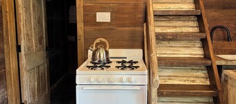 The Guest House by The Trestle, Quaint and Cozy cabin made with reclaimed wood