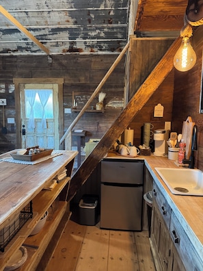 Private kitchen - The Guest House by The Trestle, Quaint and Cozy cabin made with reclaimed wood (Arthur)