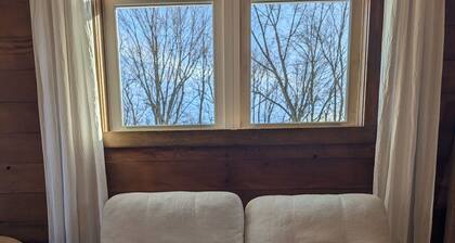 The Guest House by The Trestle, Quaint and Cozy cabin made with reclaimed wood