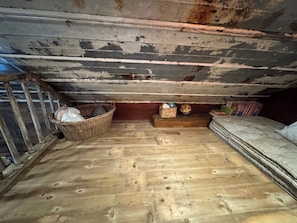 Room - The Guest House by The Trestle, Quaint and Cozy cabin made with reclaimed wood (Arthur)