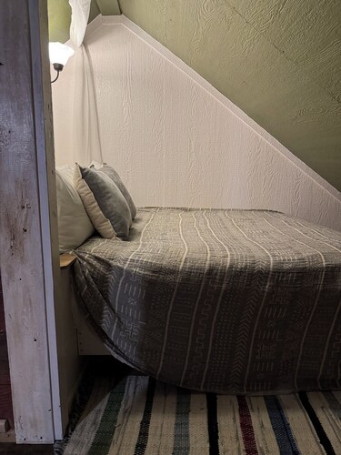 The Guest House by The Trestle, Quaint and Cozy cabin made with reclaimed wood