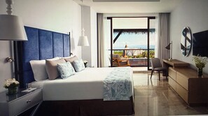 Una camera d'albergo con un letto grande, una scrivania, una sedia e un balcone con vista.