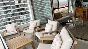 Un salon moderne avec un canapé, des fauteuils et une table basse.
