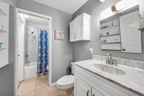 A bathroom with a bathtub, toilet, and sink. - The Summit (Panama City Beach)
