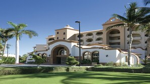 Een hotel in mediterrane bouwstijl, met boogvormige ingangen en balkons.