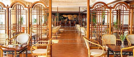 Un ristorante con mobili in legno e pavimento piastrellato.